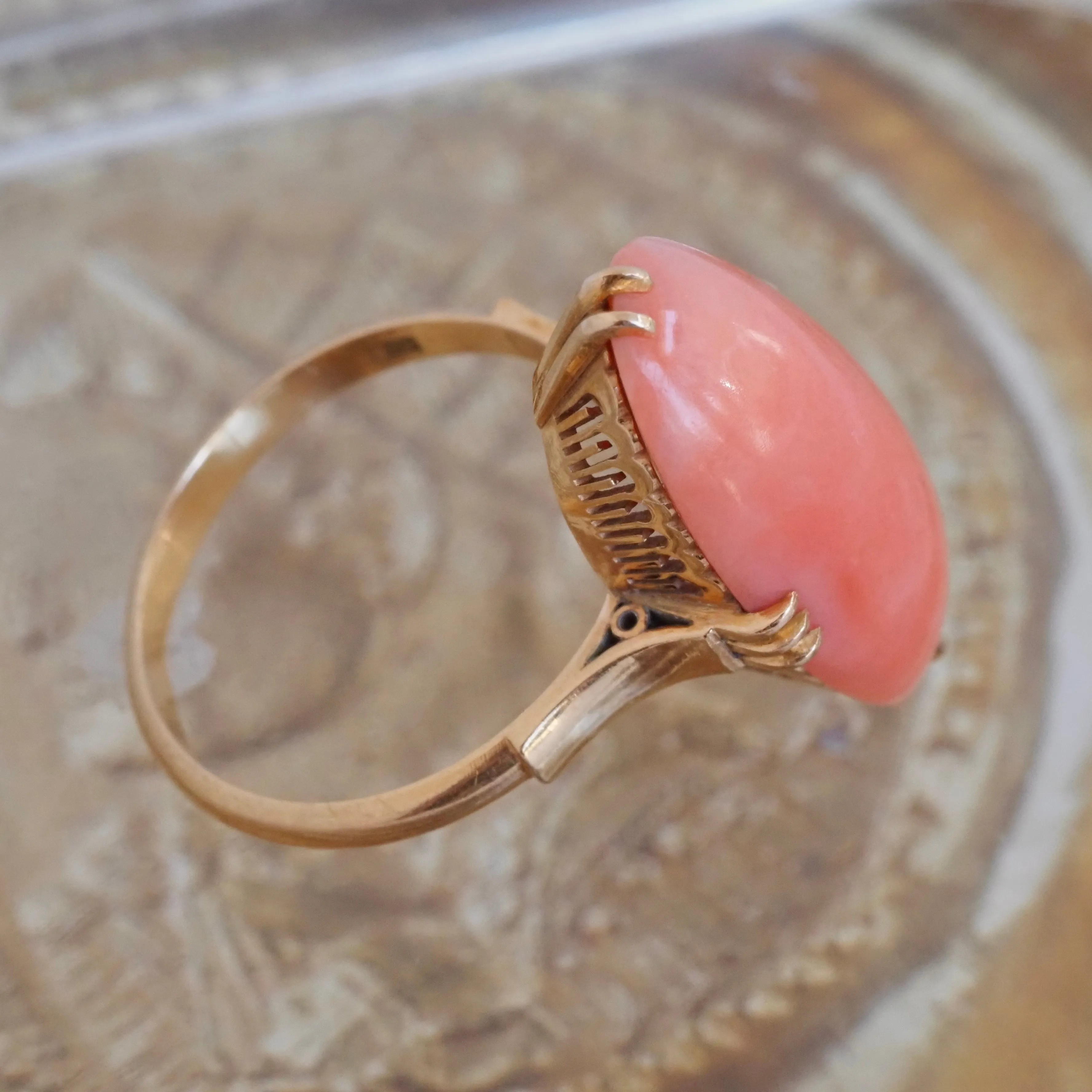 Mid Century Oval Coral 18k Gold Ring